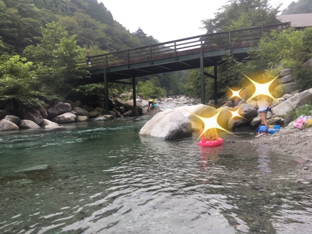 ウェルキャンプ西丹沢の天然プールで川遊びした