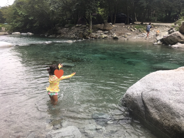ウェルキャンプ西丹沢の天然プールで川遊び